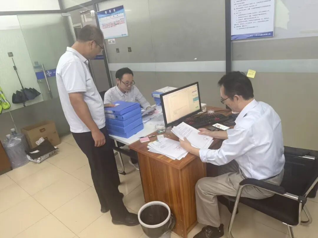 20251021 公司領(lǐng)導(dǎo)工程部副總經(jīng)理文輝、工程部經(jīng)理熊歡一行到科學(xué)家谷周邊基礎(chǔ)設(shè)施完善工程項(xiàng)目部檢查資料.jpg